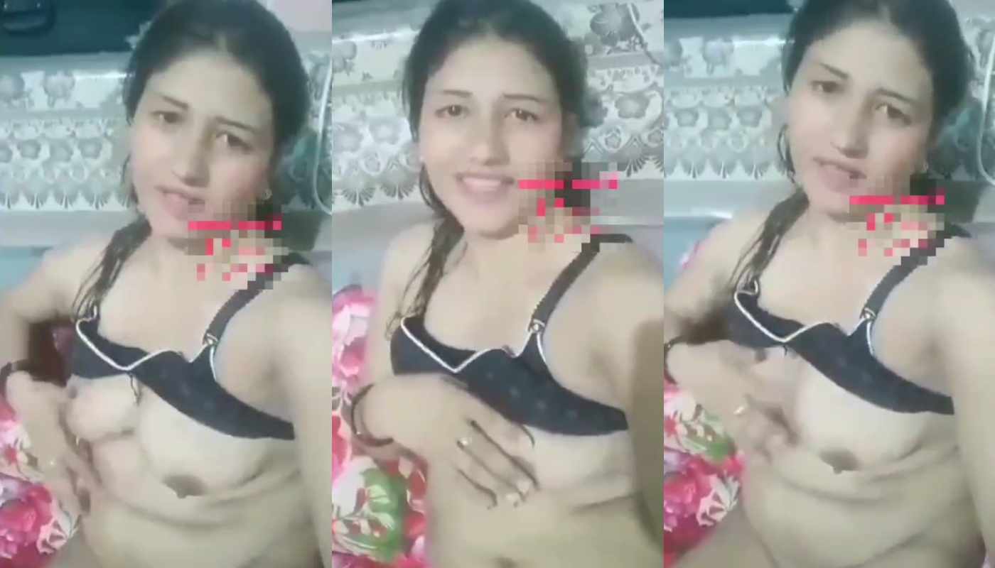 Desi Bhabhi Nude Remove her Black Bra and Showing Boobs Hot Nude Clip