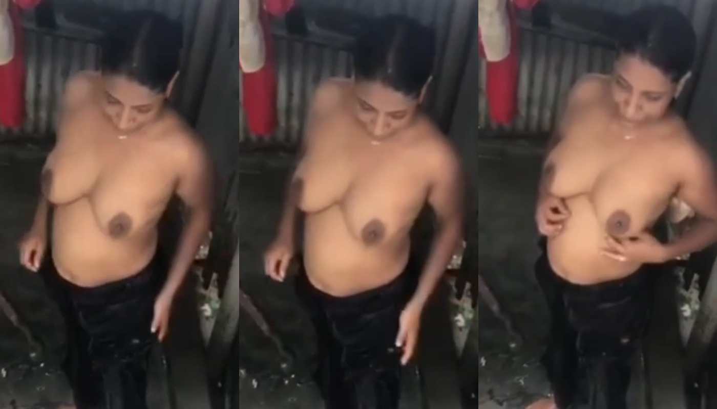 Neighbour Village Bhabi Nude Bathing Hiddenly Captured By Tharki Boy