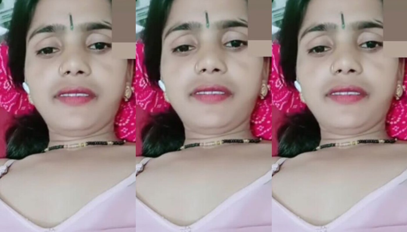 Indian Girl Manisha Showing Rubbing Her Pussy