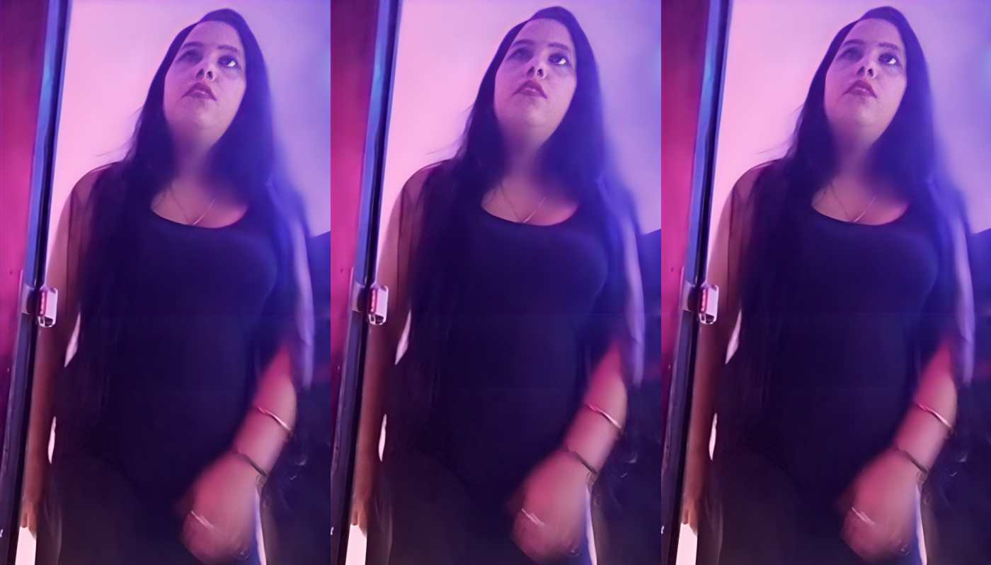 Sexy Randi Bhabhi Hotel Room Sucking Cock in Low Dim Blue Light